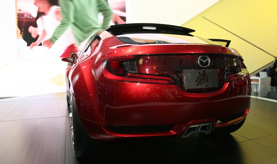 http://st.automobilemag.com/uploads/sites/11/2006/02/0602_naias_039-2006_mazda_kabura_concept-rear_view1.jpg