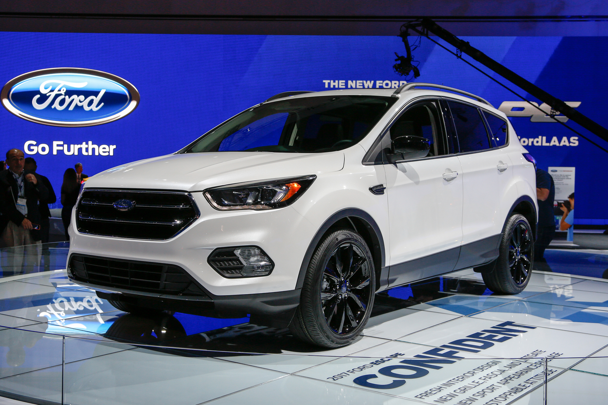 2017 Ford Escape SE front three quarters