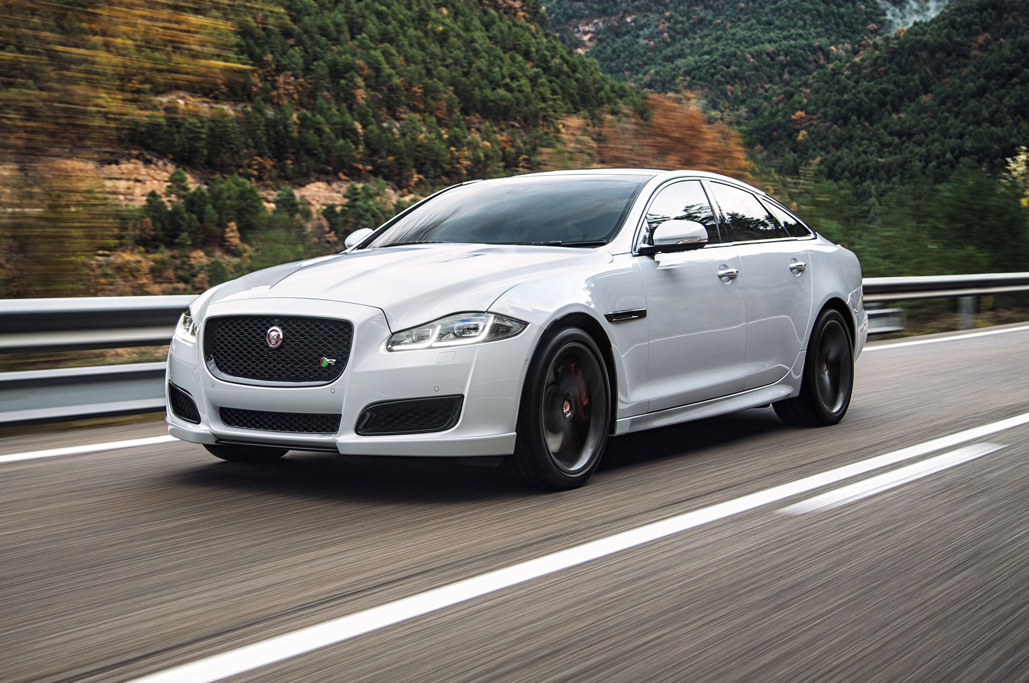 2016-Jaguar-XJR-front-three-quarter-motion1.jpg