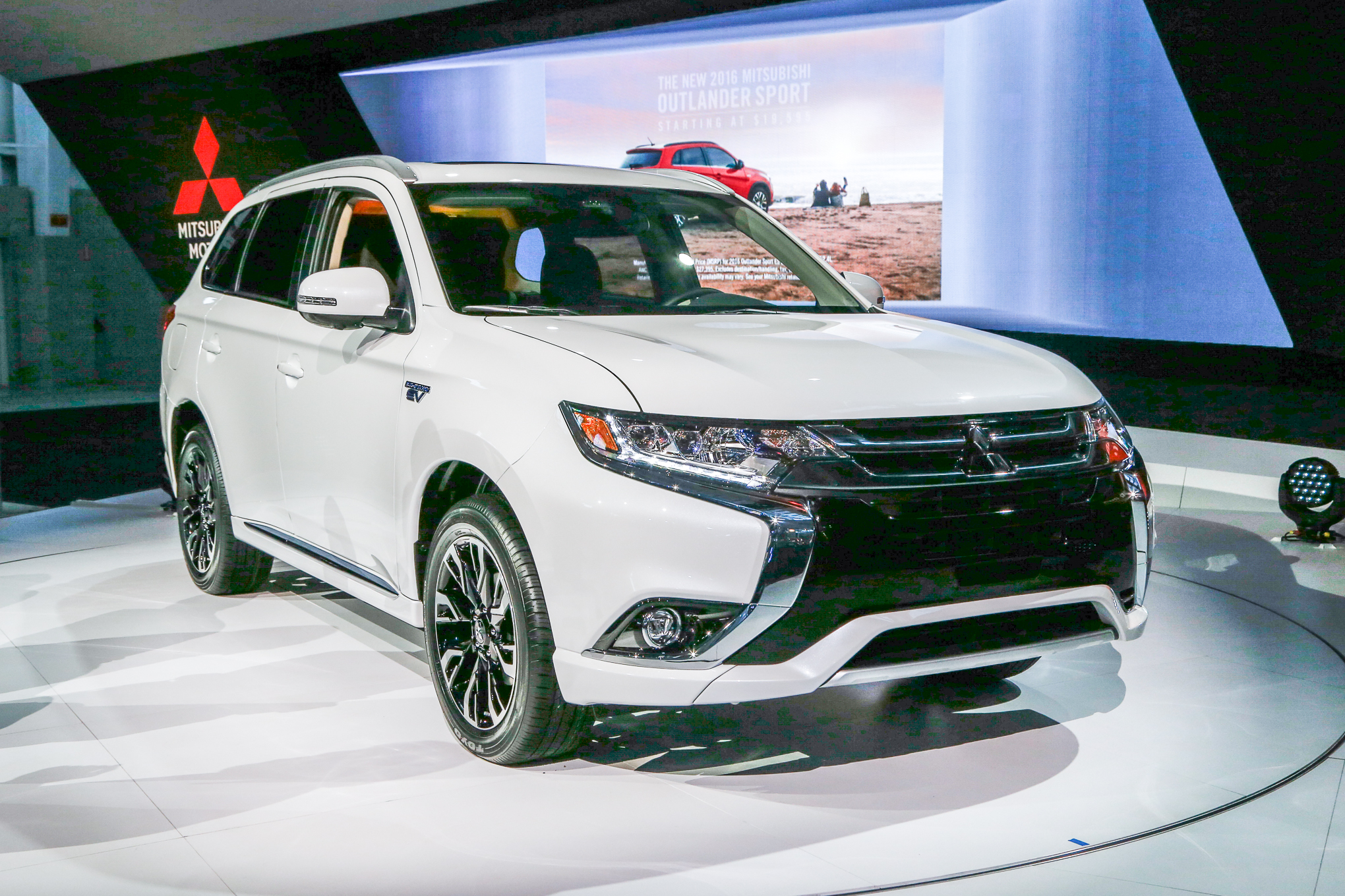 Mitsubishi Outlander Plug-in Hybrid Finally Debuts in U.S. Form ...
