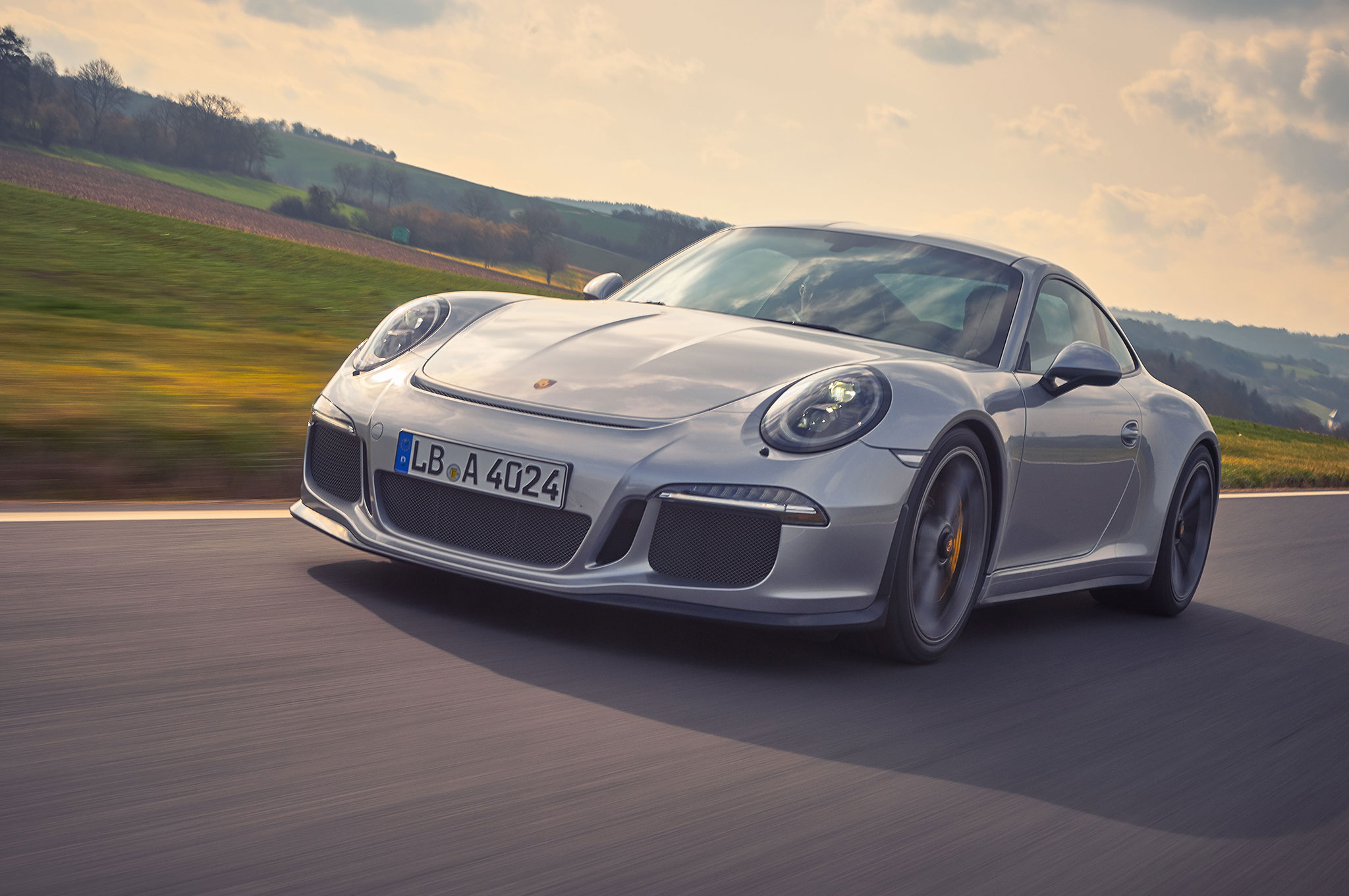 Porsche-911R-front-three-quarter-in-moti