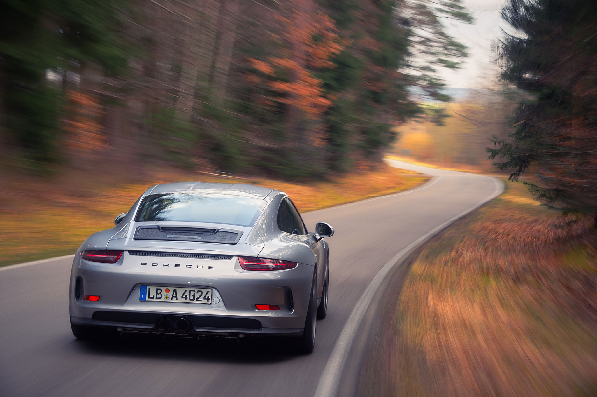 Porsche-911R-rear-view-in-motion-12.jpg?