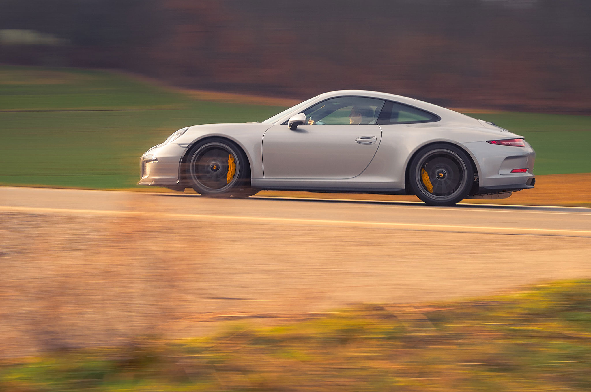 Porsche-911R-side-profile-in-motion-02.j
