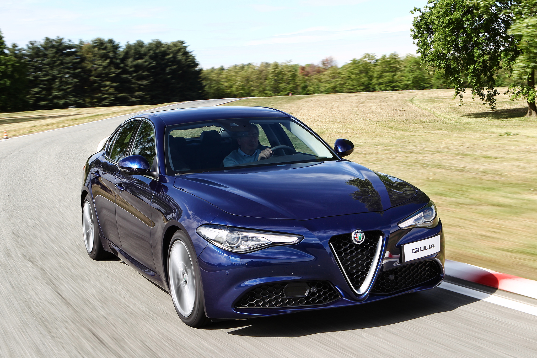 2017-Alfa-Romeo-Giulia-front-three-quarter-in-motion-01.jpg