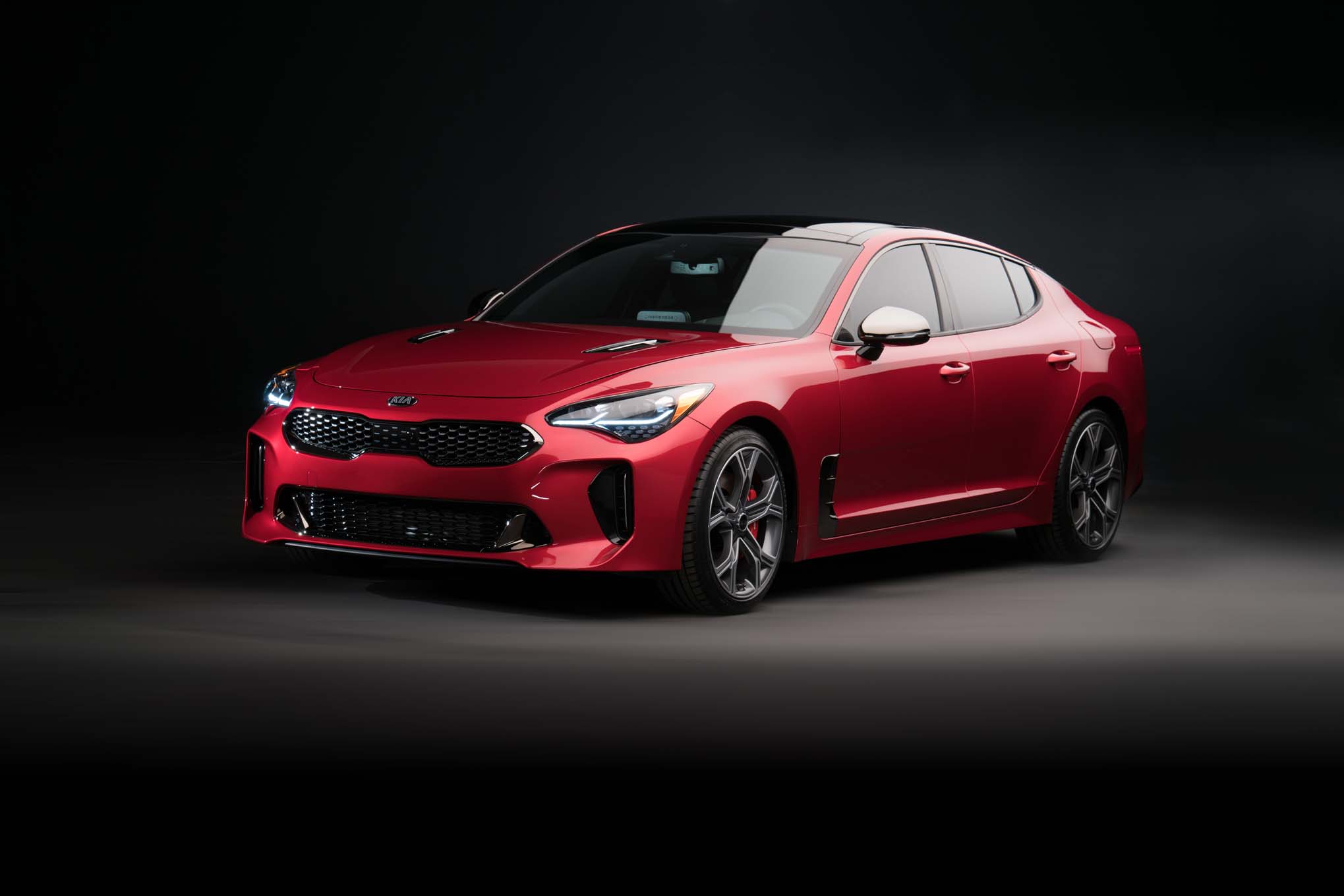 2018 Kia Stinger GT front three quarter 02