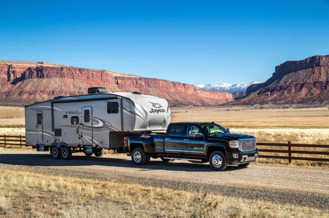 2017 GMC Sierra 3500 Denali HD front three quarter 04