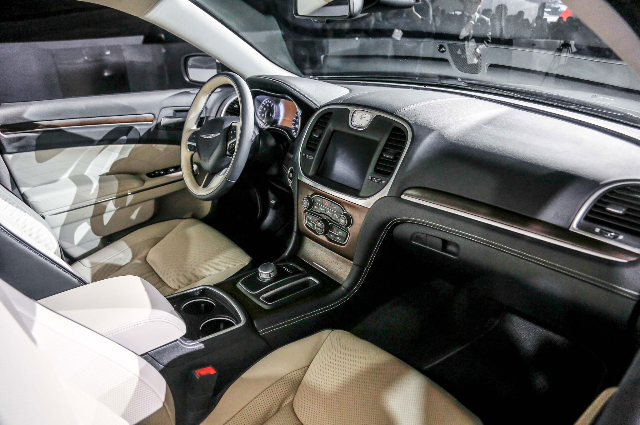 2015 Chrysler 300 Refresh Debuts In Los Angeles