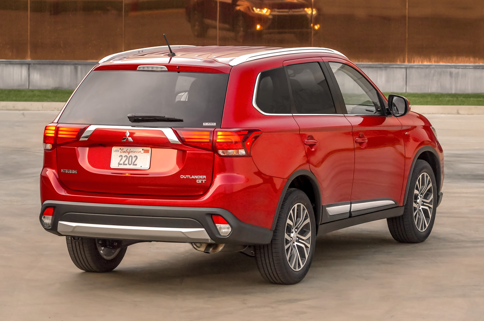2016 Mitsubishi Outlander Adds Revised Front Grille Reworked Interior Show More