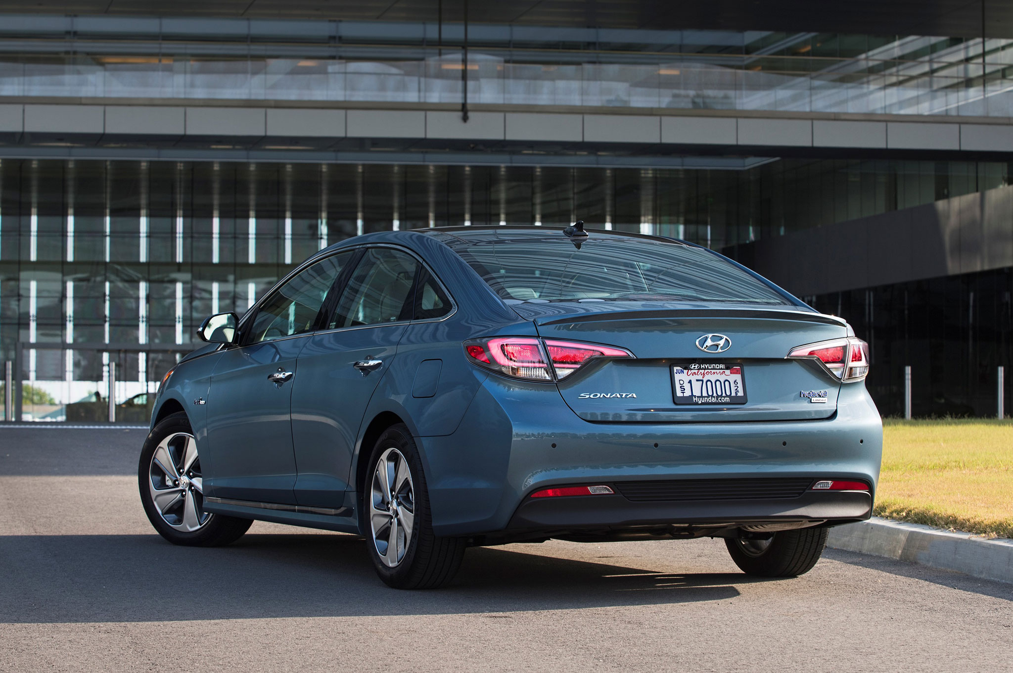 2016 Hyundai Sonata Hybrid And Phev Review The 2016 Hyundai Sonata Phev S Larger Electric Train Ps Combined Output To 202 Hp But Its Increased Size Also Means It Sits Behind Rear Seats