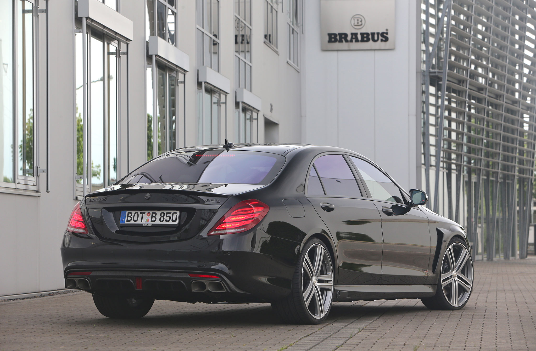 Riding In The Brabus 850 6 0 Ibusiness Mercedes Benz S Cl Not Long Ago In Vehicle Office Facilities Tended To Be Clunky With A Distinct Lack Of Integration Between And Hardware