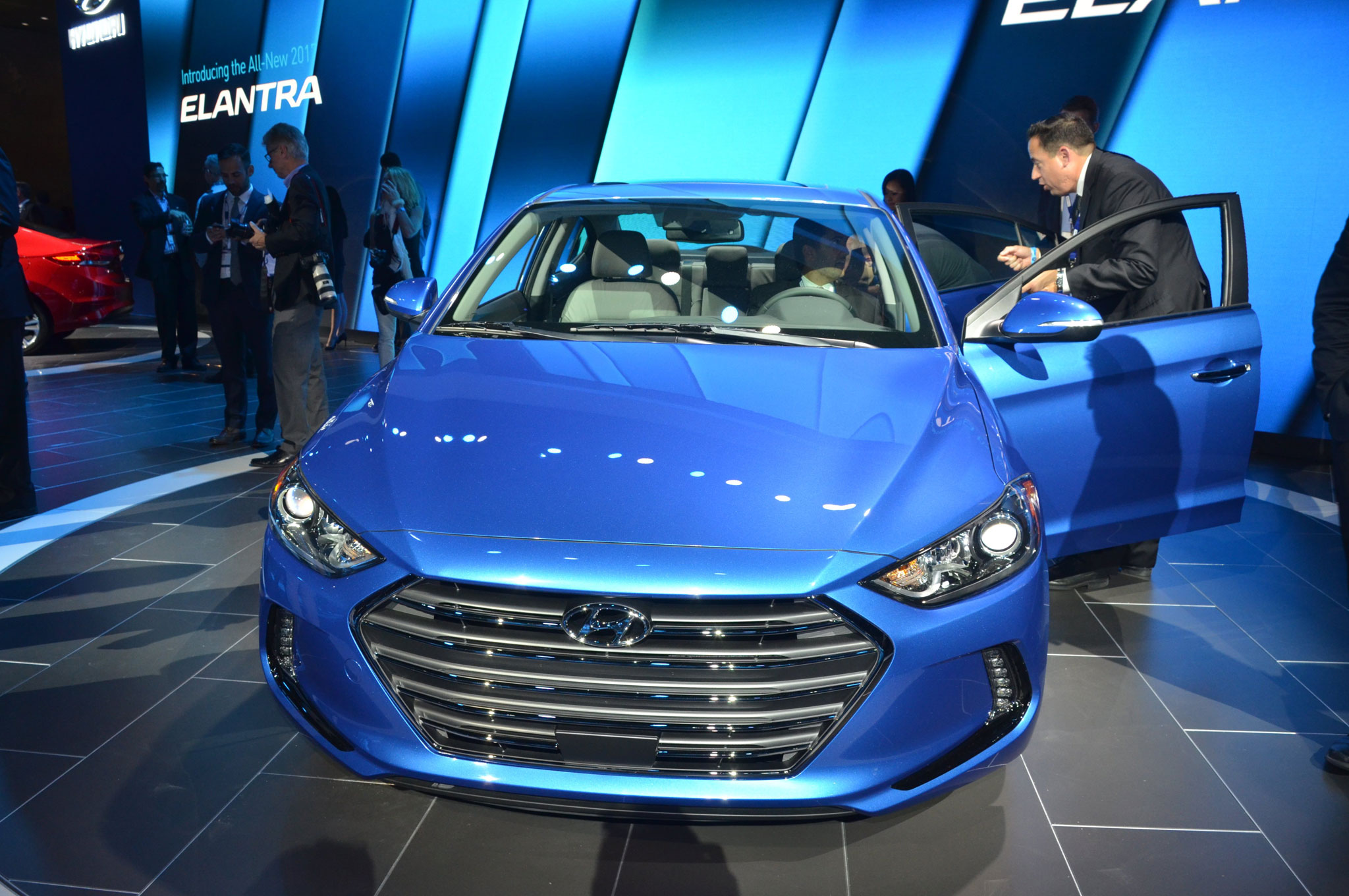 2017 Hyundai Elantra Debuts In L A With New Design Engines Other Mechanical