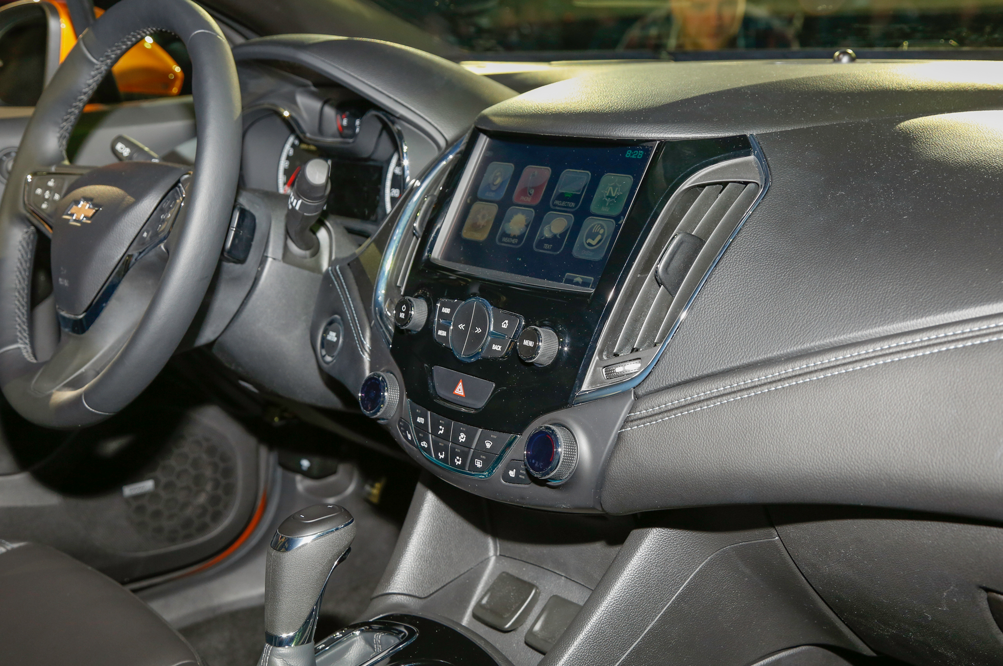 2017 Chevrolet Cruze Hatch Unveiled Ahead of Detroit Debut