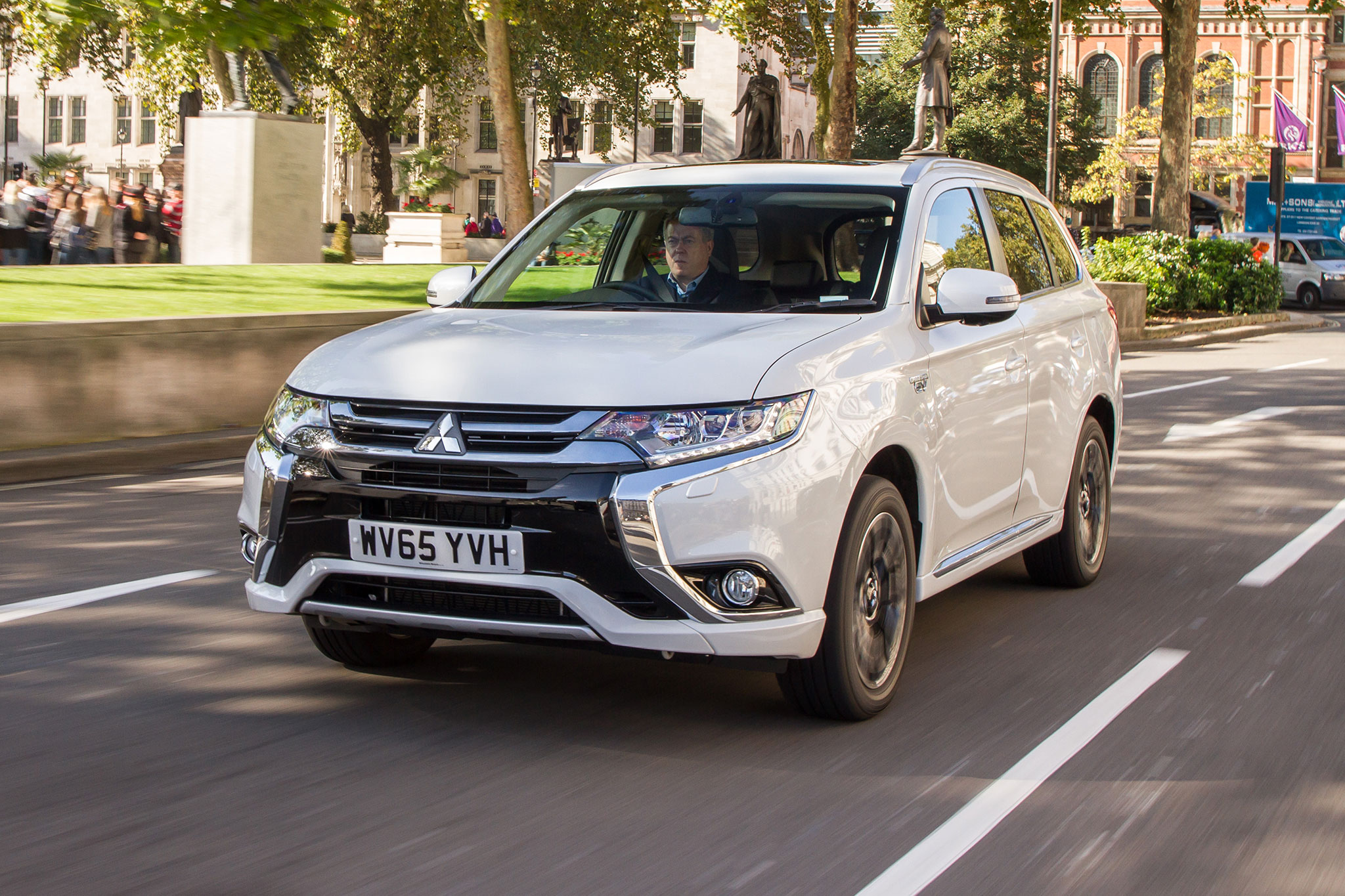 Mitsubishi Launching Outlander Phev In New York Third Crossover By 18 1 55