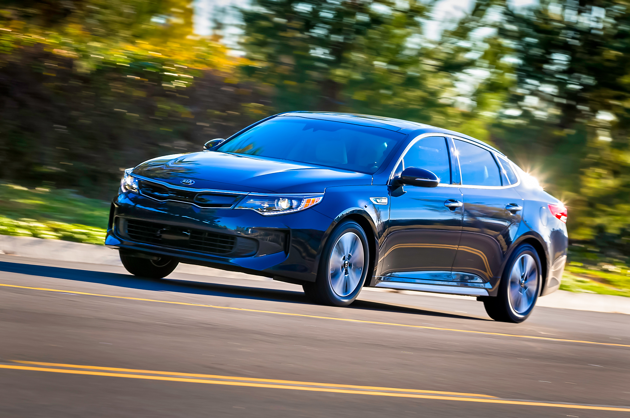 2017 Kia Optima Hybrid Brings Improved Efficiency, New ... 2017 Kia Optima Hybrid Brings Improved Efficiency, New ...