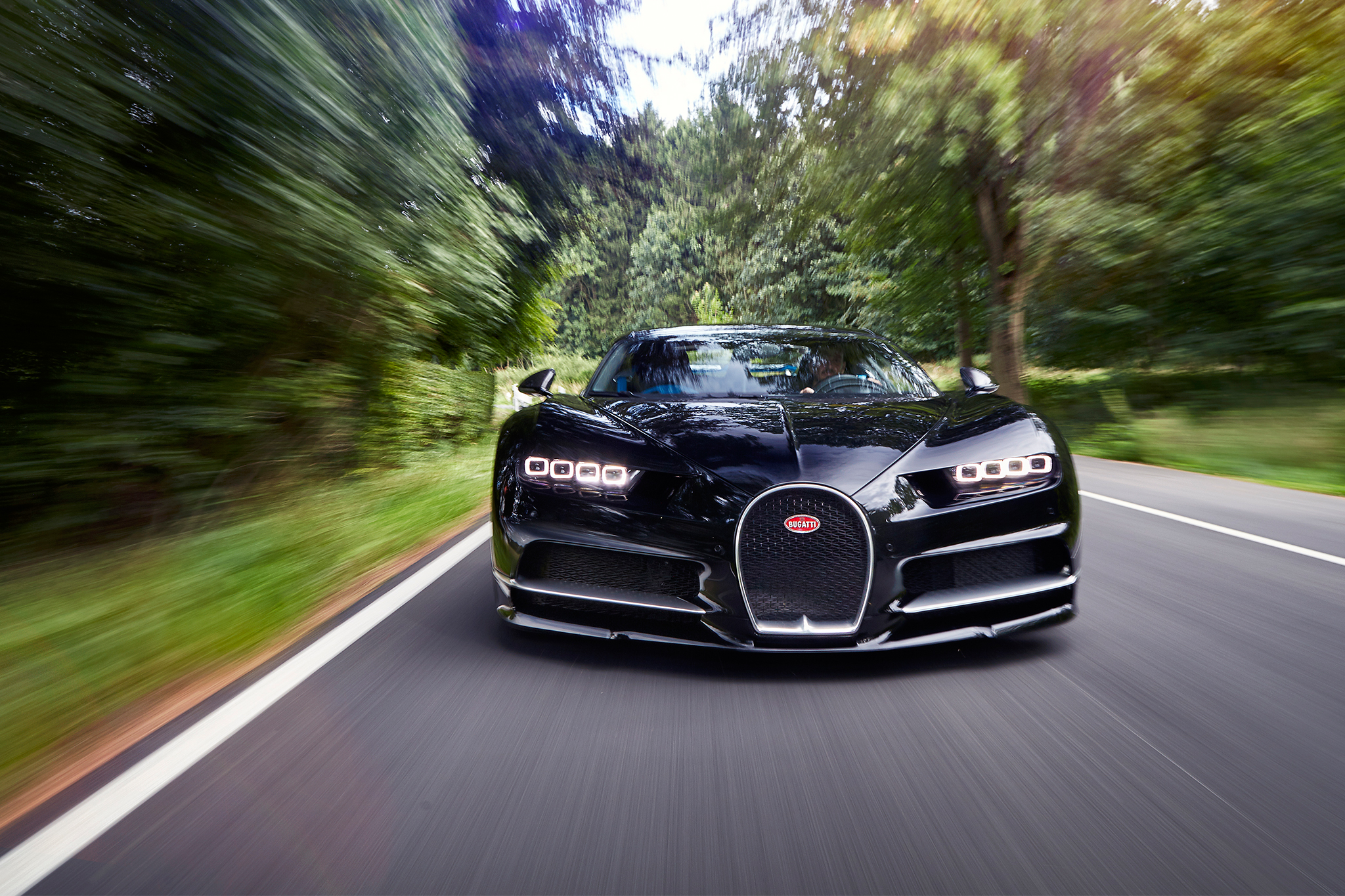 2017 Bugatti Chiron front view in motion 01 2017 Bugatti Chiron front view in motion 01