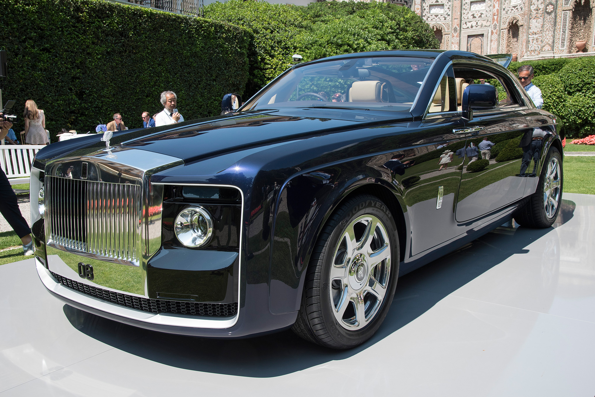 Rolls Royce Sweptail Brings Ultra Luxe Coach Building Into