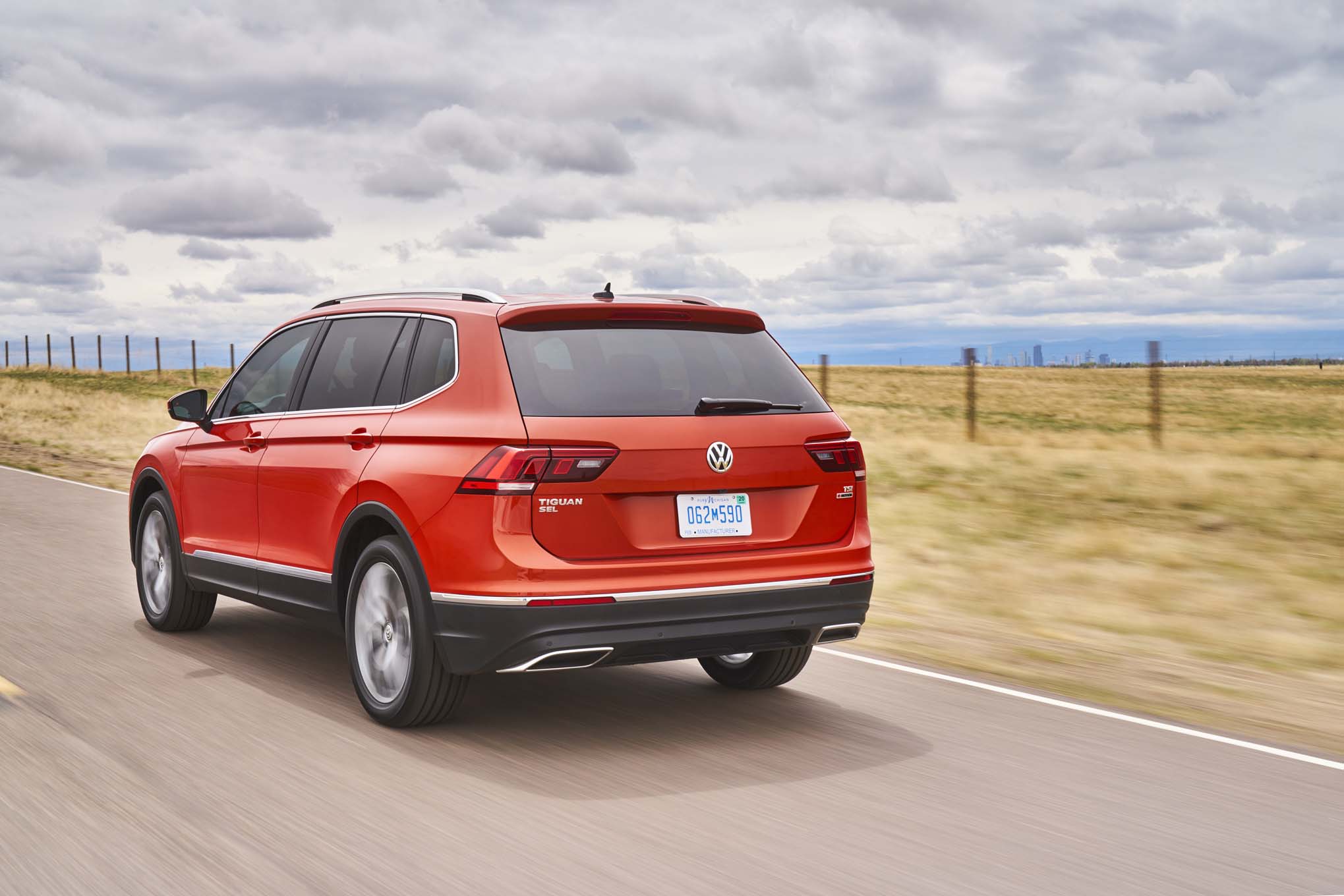 2018 Volkswagen Tiguan SEL Premium rear three quarter in motion