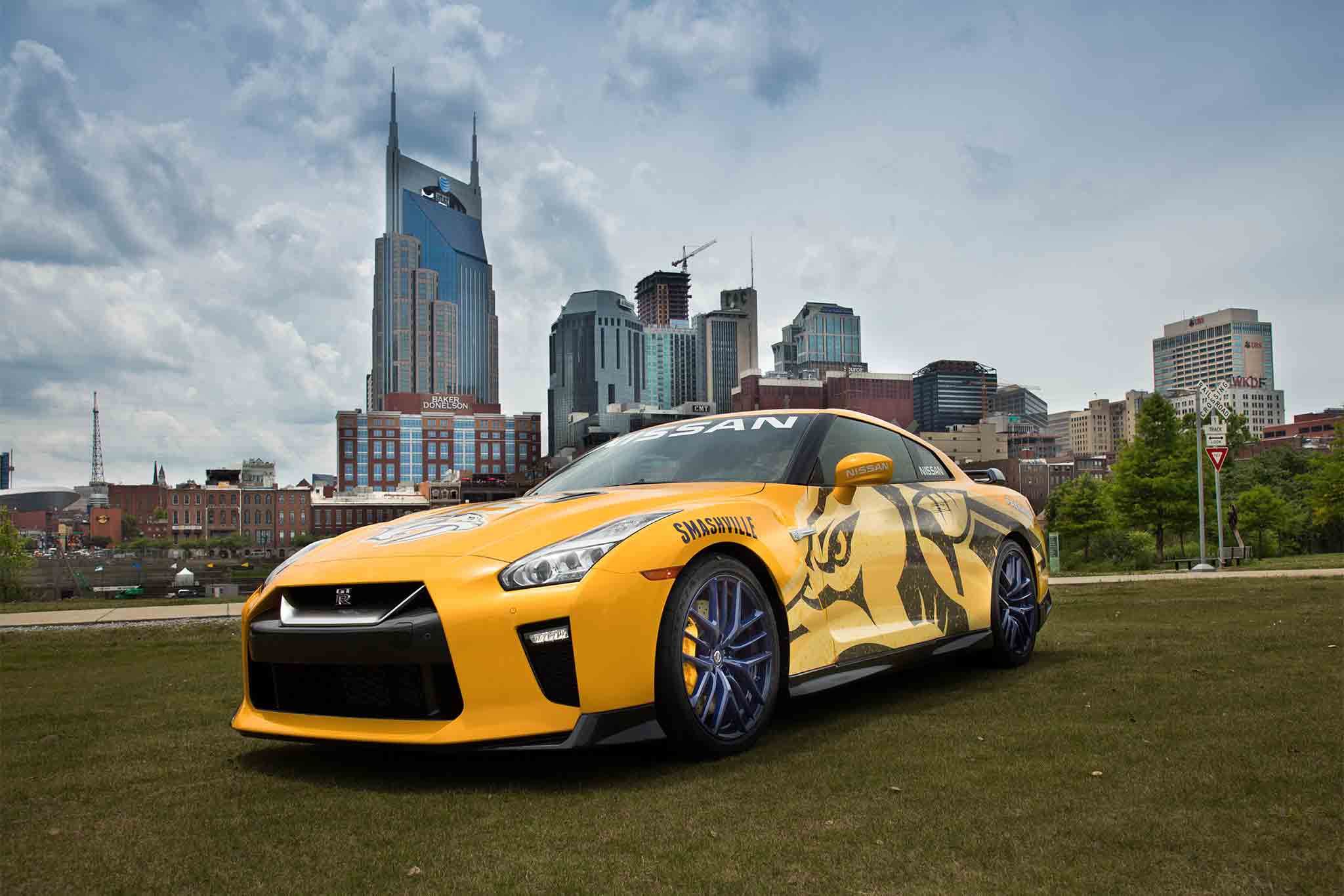 Nissan gtr yellow