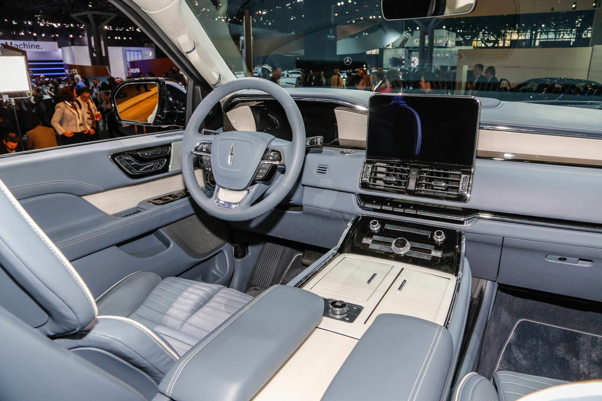 https://st.automobilemag.com/uploads/sites/5/2017/04/2018-Lincoln-Navigator-front-interior.jpg